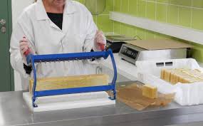 Decoupe Du Savon Naturel Fait Main Saponifie A Froid Savon Naturel Savon Faire Soi Meme