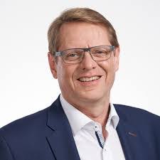 Robert Bielefeld's Instagram, Twitter & Facebook