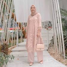 Pemilihan model baju kondangan terbaik yang tak biasa pertama adalah gaun brokat panjang yang dipadu padankan dengan bahan satin. 10 Inspirasi Fashion Kondangan Hijab Modern Ala Selebgram