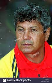Galatasaray'da mircea lucescu seslerinin dozajı artıyor. Mircea Lucescu Galatasaray Fc Munchen Opel Meister 2000 5 August 2000 Stockfotografie Alamy