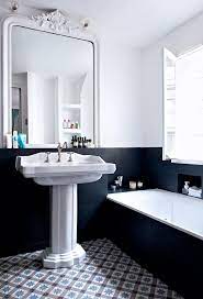 La salle de bain en noir et blanc est une solution de déco intéressante et très recherchée. Une Salle De Bain Noire Et Blanche Melangeant Les Styles Salle De Bain Noir Et Blanc Salle De Bain Noire Salle De Bain Art Deco