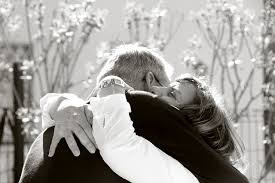 Una de las cosas que hacer con tu novio en casa solos es ir al patio trasero y armar una fogata. 100 Maneras De Ser Romantico Sin Caer En El Consumismo