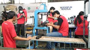 Setiap orang membutuhkan pekerjaan untuk memenuhi kebutuan. Tantangan Industri Sepatu Pengaman Penerap Sni Bsn Badan Standardisasi Nasional National Standardization Agency Of Indonesia Setting The Standard In Indonesia Iso Sni Wto