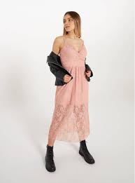 L'abito lungo senza maniche è caratterizzato da un motivo macramè circolare e un corpino aderente con taglio sul punto vita da cui parte una gonna ampia. Abito Lungo In Pizzo Rosa Cipria Acquista Online Terranova