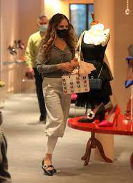 Sarah jessica parker is an american actress, producer, and designer from nelsonville, ohio. Typisch Carrie Zeigt Uns Sjp Mit Diesem Outfit Den Trend Schuh 2021 Vogue Germany