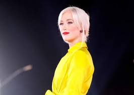 Vesta y k3l se toman la alfombra roja, y di mondo saca una capa bizarra, entre otras particularidades. Monumental Trolleo A Vesta Lugg Por Su Look En Gala De Vina 2018 Lluvia De Memes Fotos El Nortero Cl Noticias De Antofagasta Y Calama