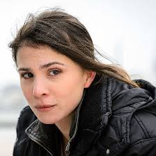 Bei dem schmuddeligen wetter entführt der dortmunder tatort in die sommerlichen hundstage, unter anderem am. Aylin Tezel Als Kommissarin Nora Dalay Das Portrait Bei Tatort Fans