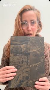 HOJA DORADA, @cesar_rodriguezb , @kwy_ediciones , El cielo está despejado.  El calor agobia y la fotografía es una demanda personal. Quién es el otro?,  En el pecho y los brazos la piel está herida, ...