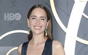 British actress emilia clarke was born in london and grew up in oxfordshire, england. Emilia Clarke Ihre Mutter Hortet Merchandise Artikel