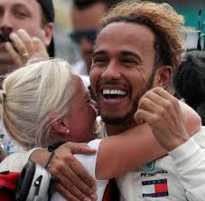 Lewis hamilton looks effortlessly cool in double denim as he prepares for the grand prix in azerbaijan. Lewis Hamilton Ohne Diese 12 Helfer Ware Er Kein Formel 1 Champion Geworden Welt