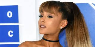 Putus Cinta, Ariana Grande Tutup Tato Tribut Pete Davidson Pakai Plester