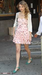 Taylor swift 2010 street style. Shopping New York May 5 2010 Taylor Swift Style Taylor Swift Outfits Taylor Swift Street Style