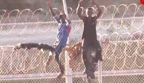 Plusieurs milliers de marocains ont nagé à travers la méditerranée jusqu'à l'enclave espagnole de ceuta en afrique du nord. Espagne 600 Migrants Forcent L Entree A Ceuta Le Quotidien