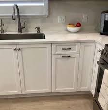 Others believe that white might feel cold instead of cozy, however white goes well with any other color allowing you to combine it with bright colors to personalize your space to your specific preference. White Silestone Eternal Calacatta Gold