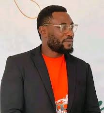 Oyaya koye 😆😆... ignore this tumbocrat .... he's after his big stomach