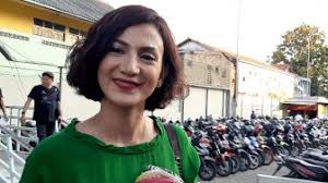 Wanda hamidah adalah satu dari sekian banyak politikus yang memulai karirnya dari dunia model dan keartisan.wanda menggeluti dunia modelling sejak duduk di bangku smp dan kemudian pada tahun. Istri Chico Hakim Meninggal Wanda Hamidah Dan Anak Anak Berduka