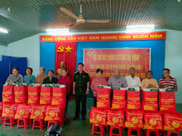 Tân Lập: Bộ Chỉ huy Quân sự tỉnh tặng quà tết cho nhân dân ấp Tân