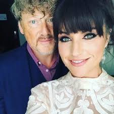 La autora de no culpes al karma de lo que te pasa por gilipollas y gente que viene y bah! Laura Norton Lawrencenotrin Twitter
