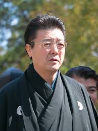 【写真】白鵬に力水をつける照ノ富士（右） 大関 正代 を退けた横綱 白鵬 も初日から14連勝。 千秋楽は12年 名古屋場所 以来9年ぶりとなる、全勝同士の相星決戦となった。 高安は7勝5敗2休となり、千秋楽で勝ち越しを懸けることになった。 æ—­å¯Œå£«æ­£ä¹Ÿ Wikipedia