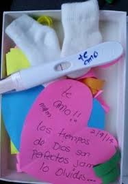 Embarazo Cuando Y Como Anunciarlo Anuncio De Embarazo Anuncios De Bebe Y Sorpresa De Embarazo