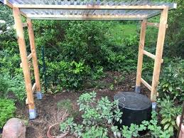 Um Tomatenpflanzen Zu Schutzen Kann Man Sich Leicht Und Preiswert Ein Tomatenhaus Selber Bauen Hier Erfahrs Tomatenhaus Selber Bauen Tomatenhaus Tomaten Haus