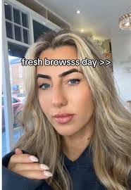 Elle Collins's Instagram, Twitter & Facebook