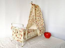 Antike Puppe Kinderbett Bett Kinderbett Gestellt Aus Weissem Metall Klappbar Made In Germany Um 1920 Mit Baldachin Matratze Und Bettwasche Kinder Bett Kinderbett Bett