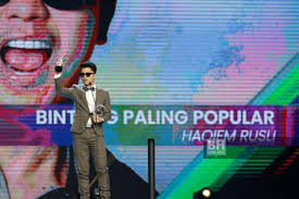 Artis baharu lelaki popular : Haqiem Rusli Rangkul Trofi Bintang Paling Popular Abpbh 33