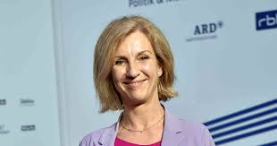 What do you think, is this really anna? Ard Gabi Bauer Verlasst Das Ard Nachtmagazin Und Wechselt Zum Ndr