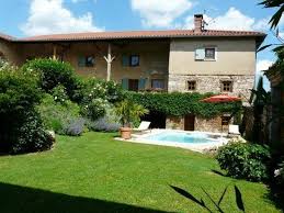 La Piscine Dans La Cour Interieur Picture Of Le Clos De Combaroux Saint Laurent De Chamousset Tripadvisor