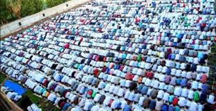 ويمتد توقيت \صلاة العيد حتى زوال الشمس، أي قبل الظهر، وبحسب بعض فقهاء الدين الإسلامي، فإنه يجوز لمن أضاع صلاة العيد لأي سبب أن يصليها قضاء. Vtvxp Dg2t Vvm