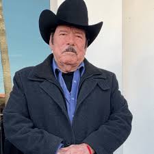 Quién es Lalo Mora y cuál es su trayectoria musical?