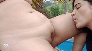 Maduras lesbianas disfrutan de lamer sus coños y meterse los dedos en la  finca. PT2 - XNXX.COM