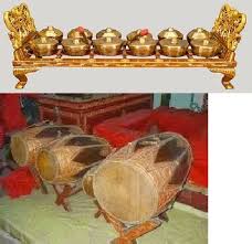Bahan dasar bonang adalah logam, dan dimainkan dengan alat pemukul yang dilapisi karet. Alat Musik Jawa Tengah Docx