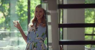 A simple favor is one of those movies that keeps you guessing until the end. The A Simple Favor Ending Is Bonkers So Let S Break Down Every Detail