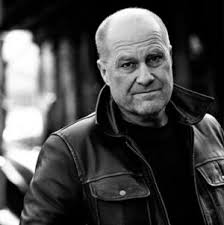 Deltar i gudstjenesten og holder konsert