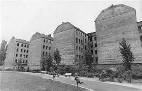 Berlin Neukoelln 1971 Die Mietskaserne Richardsburg Mit Fuenf Hinterhoefen Kurz Vor Dem Abriss Berlin Landmarks Louvre