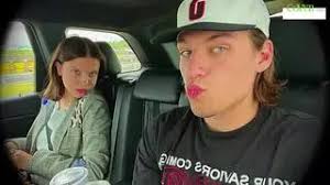 Adrian Kowalski w utworze "Zwolnij" na scenie Dzień Dobry TVN