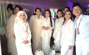 Tahniah diucapkan kepada pelakon sharifah sakinah yang baharu sahaja selamat melahirkan anak sulung perempuan, pagi tadi. Sharifah Sakinah Sah Bergelar Isteri Aliff Adha Hiburan Mstar