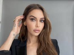 Alors qu'elle visitait sa maison de dubaï actuellement en travaux, la jolie brune a craqué sur place face à l'ampleur du chantier mais aussi en. Nabilla Devoile Une Image Touchante La Jeune Femme Profite De Son Temps Avec Milann