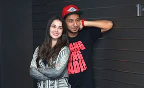 Teka teki hubungan cinta emma maembong dan zizan razak akhirnya terungkai apabila emma mengakui tidak mempunyai hubungan istimewa lagi bersama bekas kekasihnya. Emma Maembong Dan Zizan Razak Jalani Fotografi Pra Perkahwinan Di Jepun