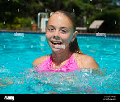 13 jährige mädchen im schwimmbad -Fotos und -Bildmaterial in hoher  Auflösung – Alamy