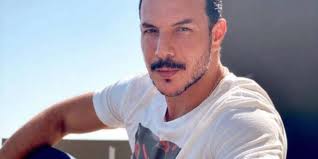 عمل في المسرح والتليفزيون والسينما. Ø§Ù„Ù…ÙˆØª ÙŠÙØ¬Ø¹ Ø¨Ø§Ø³Ù„ Ø®ÙŠØ§Ø·
