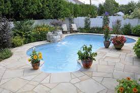 amenagement paysager autour d une piscine creusee avec un trottoir en pierres naturelles outdoor decor outdoor home decor