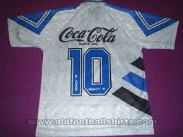 ˈɡɾemju futʃiˈbɔw ˌpoɾtw ɐleˈɡɾẽsi), commonly known as grêmio (portuguese word that in english can mean guild, society, community or fraternity), is a brazilian professional football club based in porto alegre, capital city of the brazilian state of rio grande do sul. Gremio Weg Fussball Trikots 1993 1994 Sponsored By Coca Cola