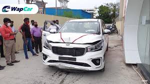 Kia grand carnival 2021 is a 11 seater mpv available at a price of rm 179,888 in the malaysia. Watch New Kia Carnival Owner Accidentally Becomes Crash Test Dummy In Dealer Lot Wapcar