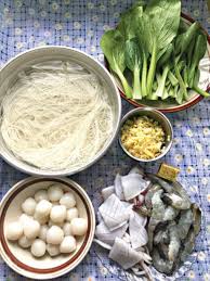 Masukkan bihun dalam mangkuk, kemudian tuangkan kuah sup di dalamnya. Resepi Mee Sup