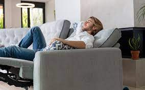 A saia do momento das fashionistas é a saia. Avalon Fama Sofas