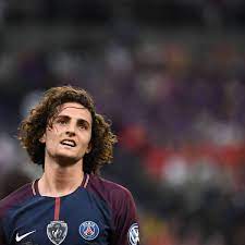 Rmc sport révèle ainsi que véronique rabiot s'est dans un premier temps accrochée avec la famille pogba dans les gradins après avoir critiqué le celle qui est également l'agent d'adrien s'en est ensuite pris à la famille mbappé en invitant le père de kylian à recadrer le joueur du psg et à faire en. Paris Saint Germain Mutter Von Adrien Rabiot Kritisiert Al Khelaifi