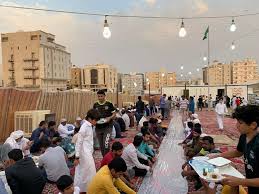 من رأى أنه في مكة أو في طريقها فإنه يرزق الحج إن شاء الله تعالى وإن كان مريضا فإنه يطول مرضه وربما مات منه ودخل الجنة إن شاء الله تعالى ومن رأى. Ø£Ù‡Ø§Ù„ÙŠ Ù…ÙƒØ© ÙŠØªÙ†Ø§ÙØ³ÙˆÙ† Ø¹Ù„Ù‰ Ø®Ø¯Ù…Ø© Ù‚Ø§ØµØ¯ÙŠÙ‡Ù… ÙˆÙŠÙ‚Ø¯Ù…ÙˆØ§ Ù„Ù‡Ù… ÙˆØ¬Ø¨Ø§Øª Ø¥ÙØ·Ø§Ø± ØµØ§Ø¦Ù… Ø§Ù„Ù…Ø¯ÙŠÙ†Ø©